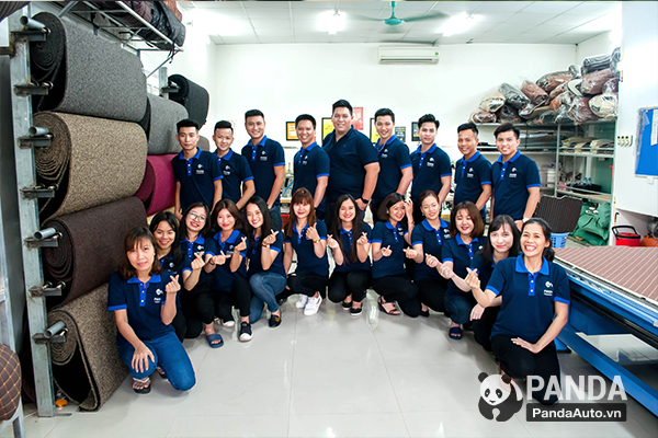 doi-ngu-nhan-vien-ky-thuat-cong-nhan-xuong-san-xuat-tham-lot-san-o-to-panda-auto