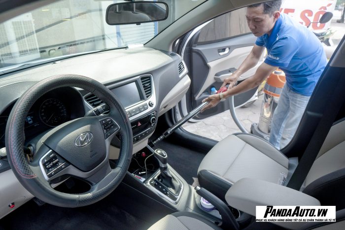 Vệ sinh sàn xe và làm mới thảm lót sàn ô tô 5D - 6D tại Panda Auto